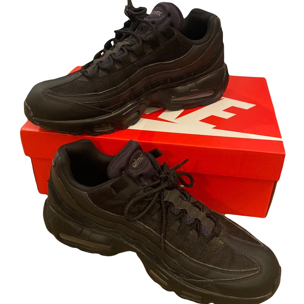 Nike Air Max 95s Essential: TRIPLE BLACK